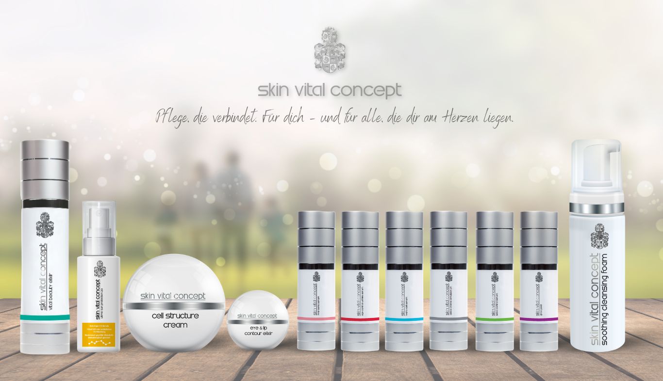 Skin Vital Concept Produktlinie vor verträumtem Hintergrund mit Familie im Lichtschein. Im Fokus stehen alle 11 Hautpflegeprodukte auf hellem Holz – begleitet vom Claim: „Pflege, die verbindet. Für dich – und für alle, die dir am Herzen liegen.