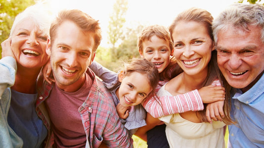 Glückliche Familie mit unterschiedlichen Generationen lacht in die Kamera – Symbolbild für individuelle Hautbedürfnisse und passende Hautpflege für jedes Alter“