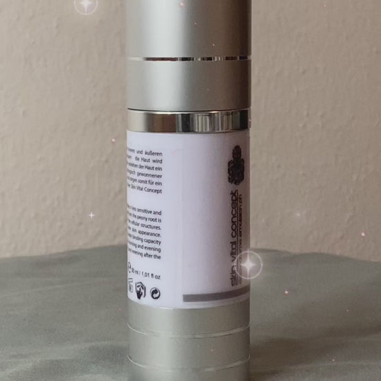 Unsere Detox Creme Emulsion PH dret sich, zeigt ein Frontbild im Liegen und die Konsistenz des Produktes in diesem Video