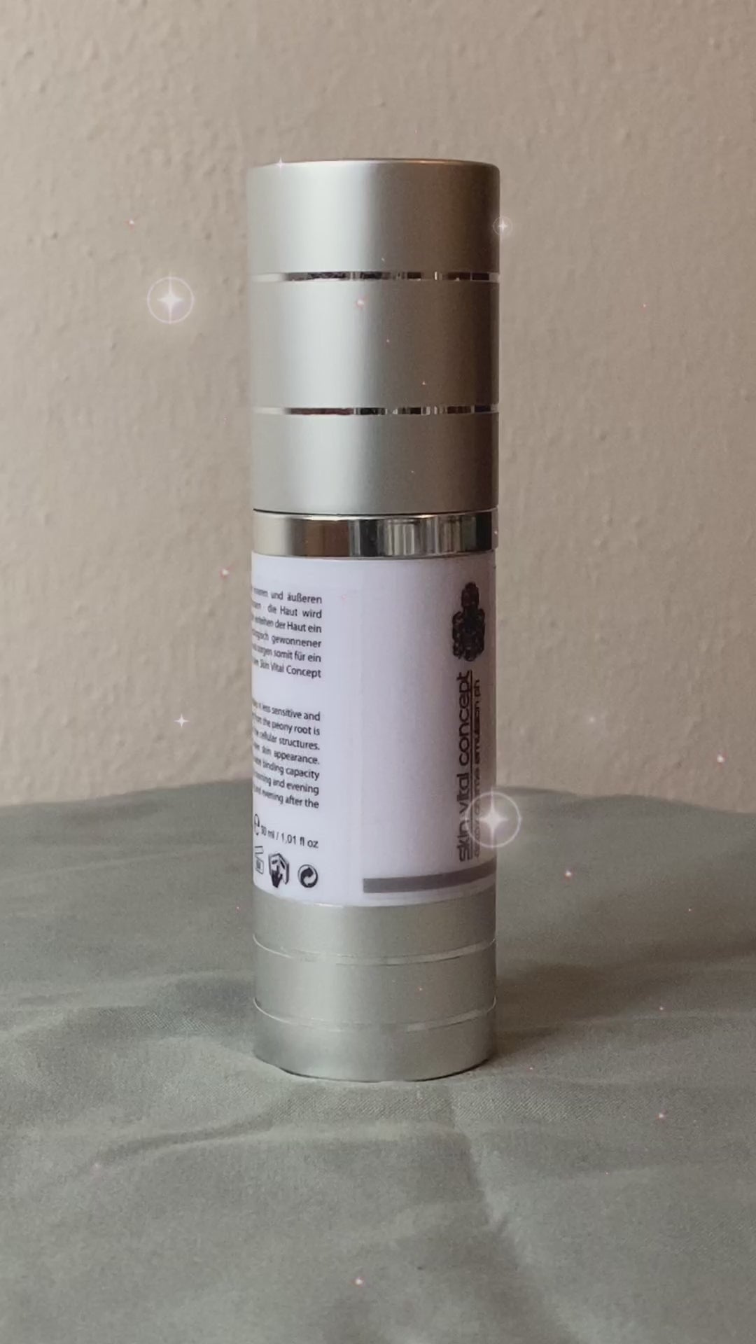 Unsere Detox Creme Emulsion PH dret sich, zeigt ein Frontbild im Liegen und die Konsistenz des Produktes in diesem Video