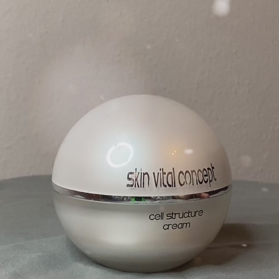 Video von unserer Cell Structure Cream von Skin Vital Concept. Es dreht sich, zeigt die Front und die Konsistenz des Produktes.