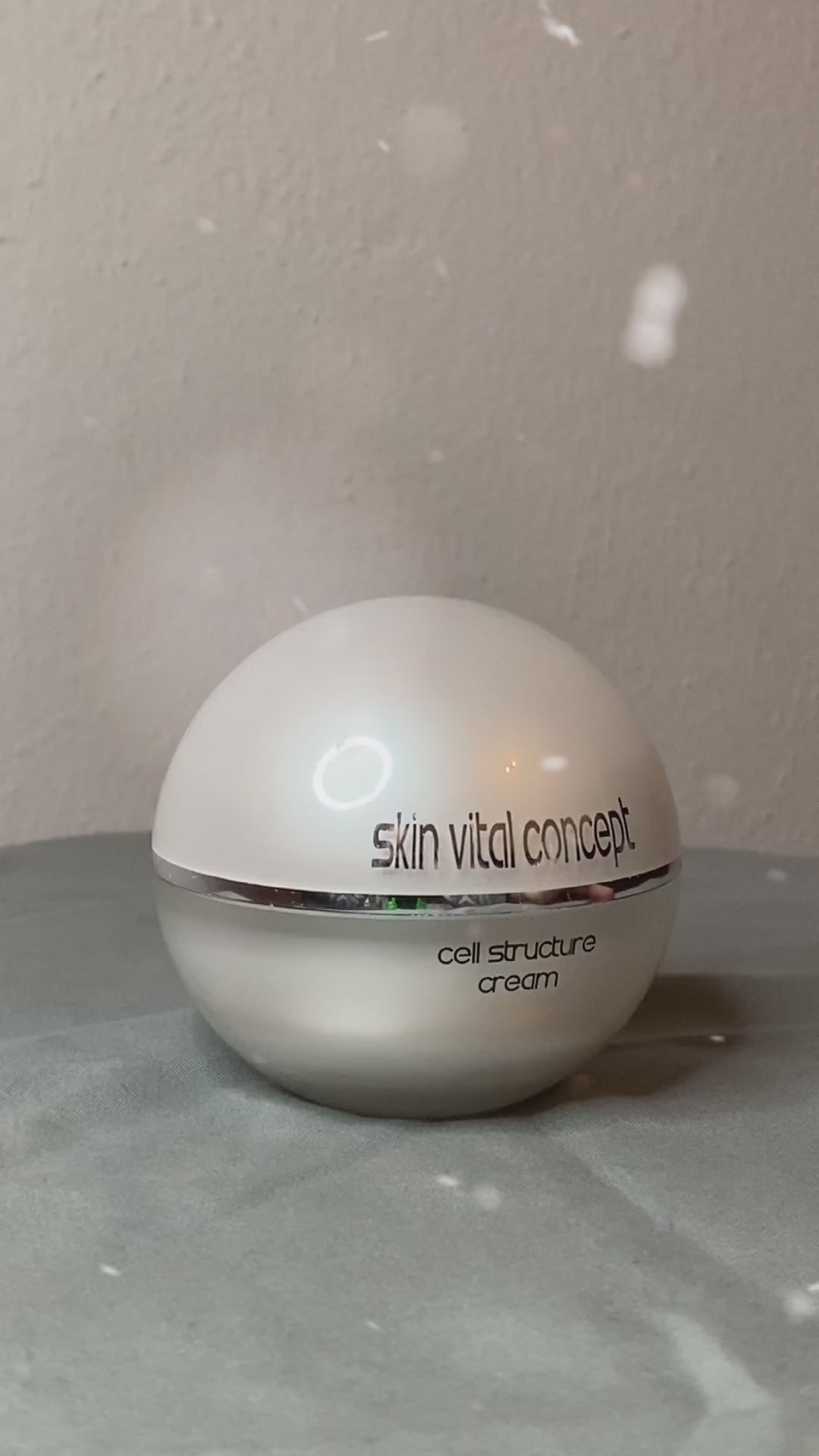 Video von unserer Cell Structure Cream von Skin Vital Concept. Es dreht sich, zeigt die Front und die Konsistenz des Produktes.